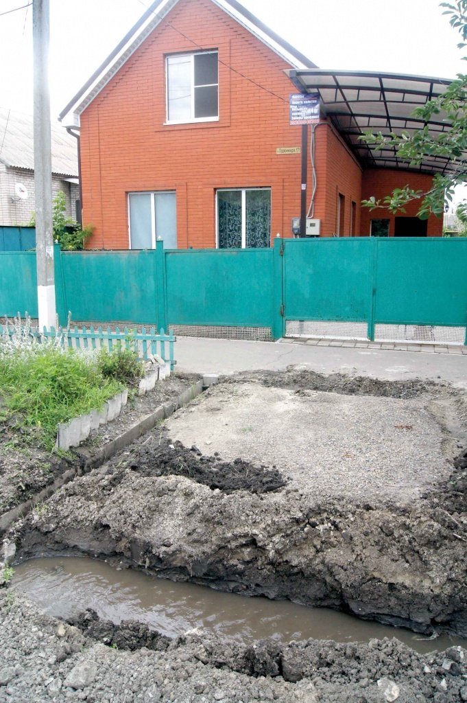 Хозяину дома сложно въехать во двор.