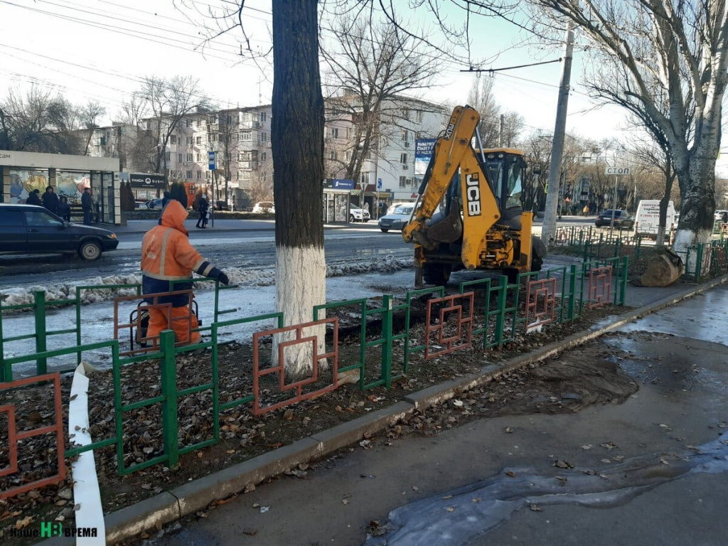 Сотрудник Ростовводоканала занимается ликвидацией последствий аварии Сотрудник Ростовводоканала занимается ликвидацией последствий аварии