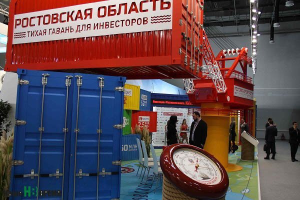 Стенд Ростовской области был выполнен в виде стилизованных портовых сооружений с морским подъемным краном и набором разноцветных контейнеров.