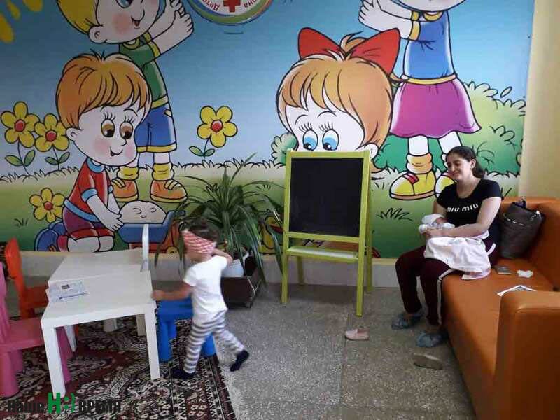 Есть в поликлинике детский уголок с телевизором, столиками с карандашами и альбомами. Сейчас здесь хозяйничает двухлетняя Таисия ДАВИДЯН, она пришла в поликлинику с трехмесячным братом Артемом. Им с мамой Розой добираться в поликлинику удобно – они живут рядом. Есть в поликлинике детский уголок с телевизором, столиками с карандашами и альбомами. Сейчас здесь хозяйничает двухлетняя Таисия ДАВИДЯН, она пришла в поликлинику с трехмесячным братом Артемом. Им с мамой Розой добираться в поликлинику удобно – они живут рядом.