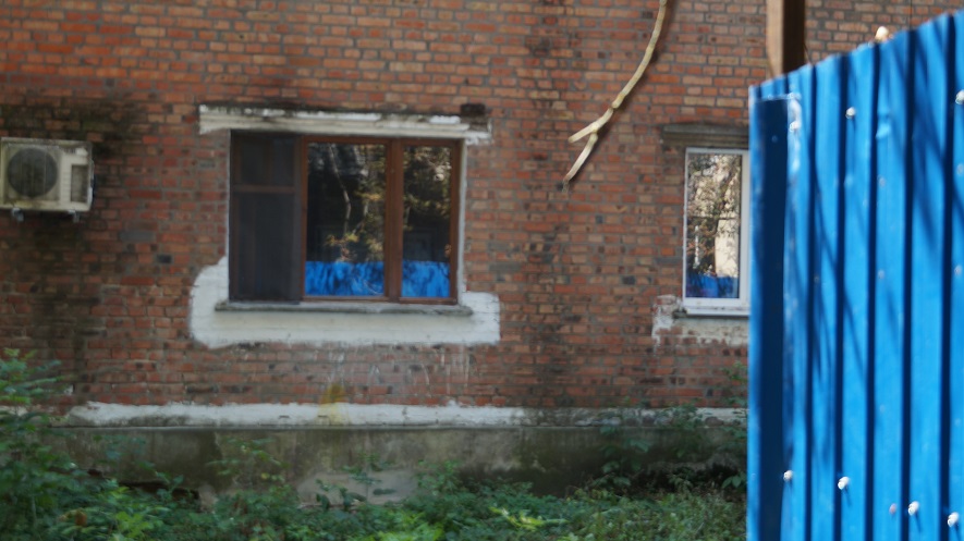 В окнах первого этажа дома №3 сегодня не отражается ничего, кроме опостылевшего забора.