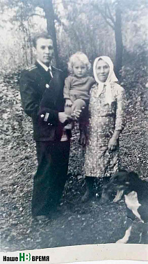 Николай Ясько с мамой Пелагеей Захаровной и дочкой Наташей.