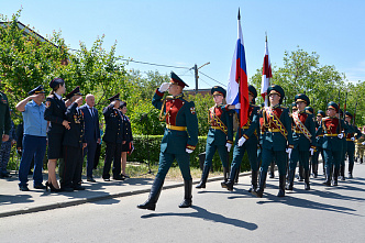 Ветеран ВОВ Петр Голышкин принял парад у своего дома