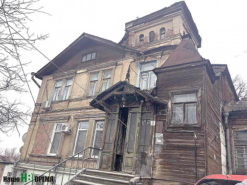 Если привести в порядок фасад и восстановить крышу, дом будет напоминать замок. Не по этому ли виду так тосковало сердце бельгийского купца?