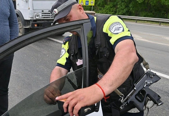 В ходже проверки замерялся уровень пропускания света тонированными стеклами автомобилей.  Источник фото: Общественный совет при Упроавлении МВД по Ростову..