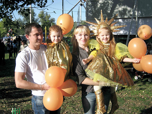 Юные участники праздника Владик Толстых и Вика Денисенко со своими родителями.