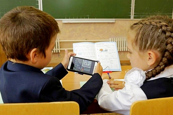 Без смартфонов в школе лучше?