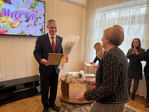  Поздравили команду социальных работников
