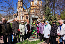 Через века, через года помните!