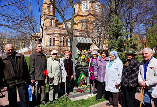 Через века, через года помните!
