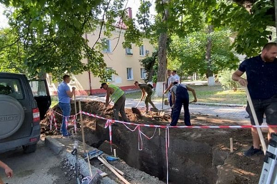 Азовчане закапывают ямы под вышки сотовой связи