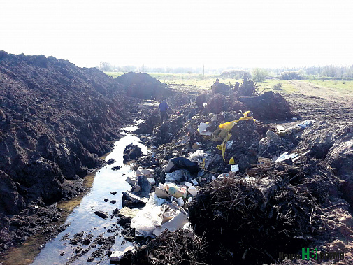 В устье реки Мокрый Батай в водоохранной зоне «некто» устроил свалку.