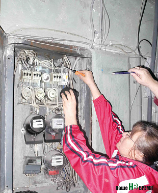 Жители дома пытаются сами разобраться в запутанной сети проводки: куда же утекают их киловатты?