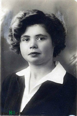 Евгения Викторовна на фото из семейного архива.