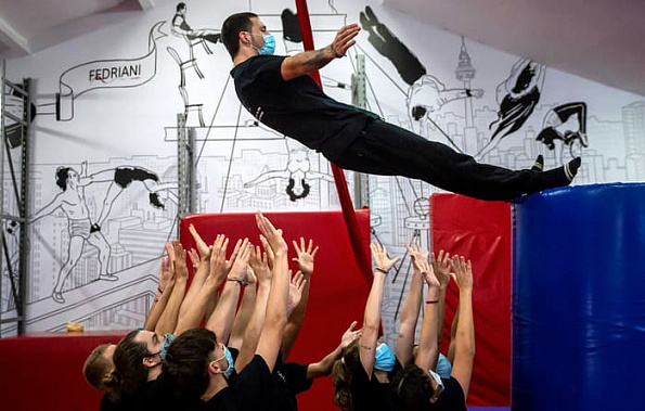 Хроники коронавируса: ковид-зомби в США, китайская вакцина пришла в Россию, на Дону бдят вахтовиков