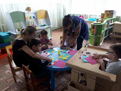 Воспитатели Елена ЕРМАКОВА (слева) и Лариса  ХАЧАТУРЯН работают в группе ДЦП с момента её основания в 1994 году.