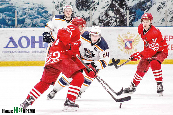 Хоккеисты «Ростова» (красные) провели игру на высоком уровне.