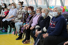 На Дону с наступающим 8 марта поздравляют прибывших из Донбасса девочек и женщин