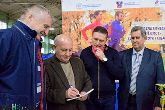 За девушками юноши бежали...