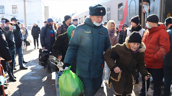 На таганрогском вокзале в эти дни.