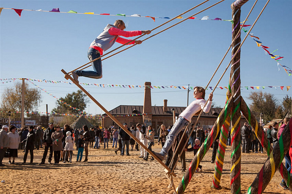 Качели изготовлены по старинным чертежам.