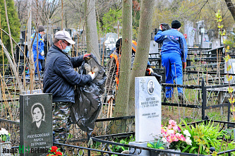 На Северном кладбище Ростова прошел субботник