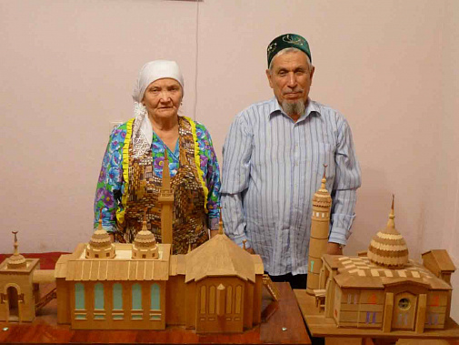 Плотник Сабиржан Мингажетдинович ТАКТАРОВ с супругой Рушанией.