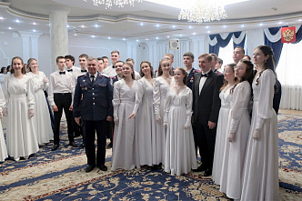 Кружили под звуки вальса, полонеза, падеграса и кадрили...