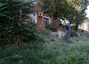 В Новочеркасске задействовали 20 косарей с ручными косилками