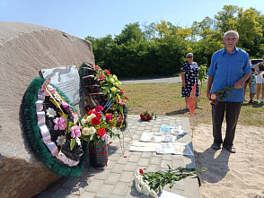 В Азовском районе почтили память военморов из 661-й береговой артбатареи