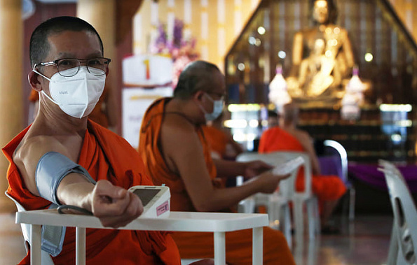 Буддийские монахи Бангкока прививаются вакциной от 