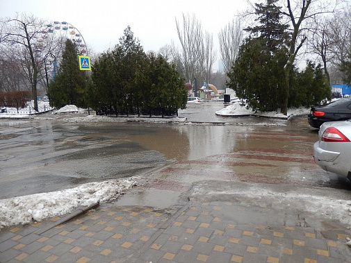 Этот снимок сделан в ста метрах от здания администрации Ленинского района.