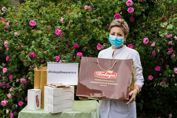 Кондитерская фабрика «Победа» поддержала ростовских врачей шоколадом