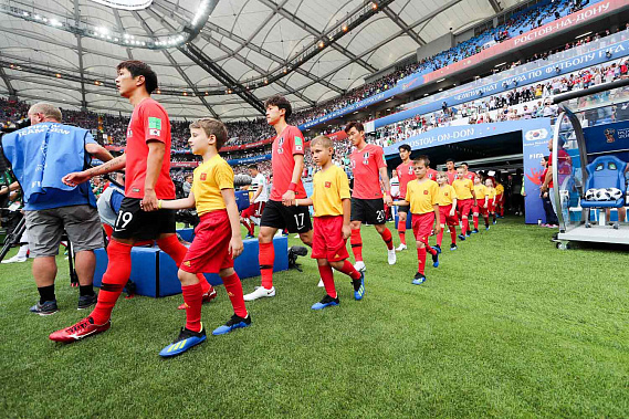Участники программы «На чемпионат мира FIFA 2018 вместе с «Макдоналдс»!» сопровождали на поле стадиона «Ростов Арена» игроков сборных Южной Кореи и Мексики.