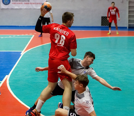 В атаке Никита КАМЕНЕВ (Таганрог). Фото: hc-taganrog.ru