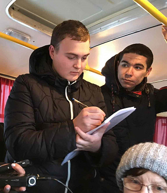 Житель Донецка Владислав (слева) отдал свой голос за благоустройство 12-го квартала.