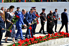 07 05 2026 В Ростове возложили гирлянду Славы к мемориалу защитников города в ВОВ