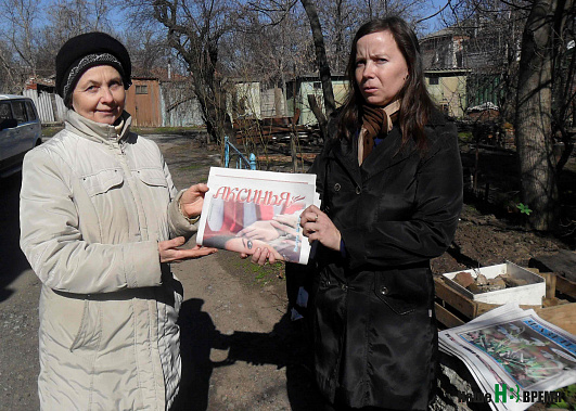 А вот пенсионерке Людмилы Васиной (слева), которую мы встречаем по дороге, советы не нужны: «Я вашу газету знаю еще с того времени, когда она называлась «Комсомолец». Это была моя лучшая газета. Она и сейчас такой остается».