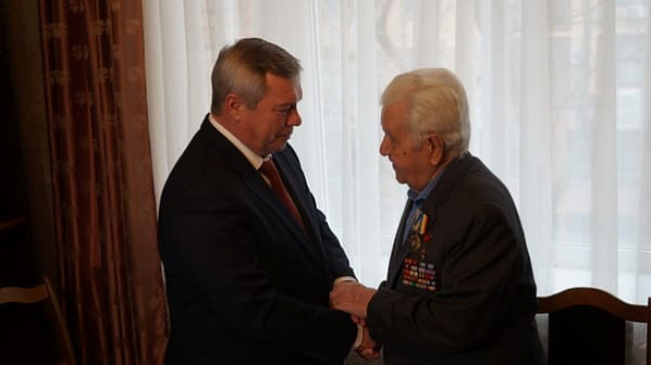 Василий Голубев вручил орден 98-летнему ветерану
