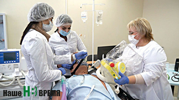 Елена ЛЕБЕДЕВА просит показать на манекене, как делается неинвазивная вентиляция легких.