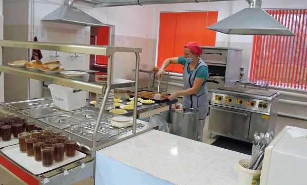 В Мартыновском районе учащихся начальных классов будут кормить бесплатно