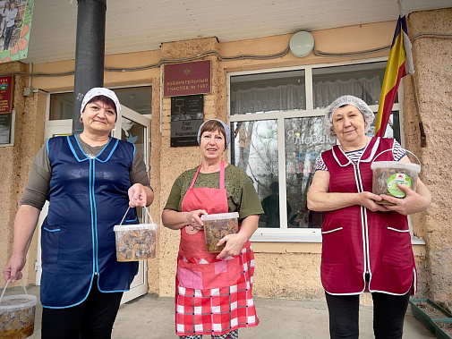Школьных поваров из  слободы Большекрепинской поблагодарили за участие в гуманитарной акции