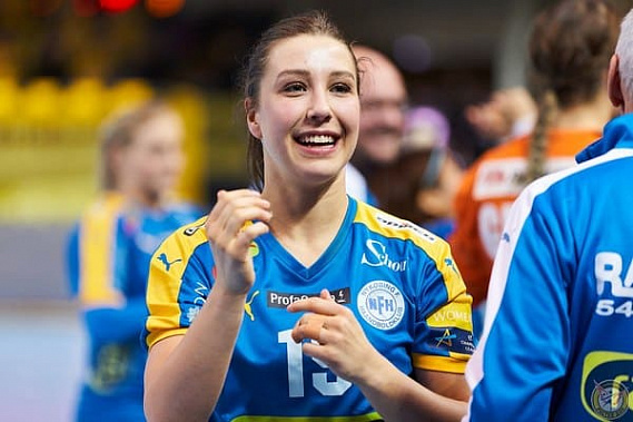 Прилетела — сразу в зал