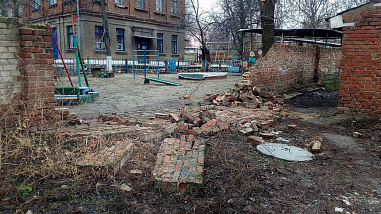 Несколько метров кирпичного забора детсада обвалилось в Каменске-Шахтинском