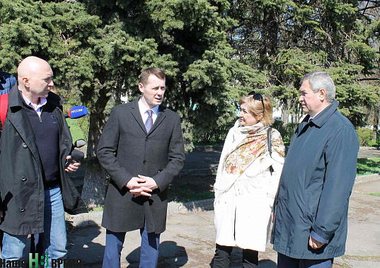 Мэр города Азова Владимир Ращупкин (второй слева) и депутат Законодательного собрания Сергей Бездольный (крайний справа) провели для журналистов экскурсию по парку.