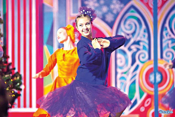 В каких только мероприятиях не участвовала Елизавета Чернобровенко: в съемках новогодних проектов, выступала на «Поле чудес», танцевала в составе  академического ансамбля народного танца имени Игоря Моисеева!