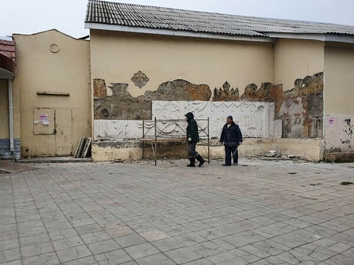 В Волгодонске демонтировали сказочный барельеф