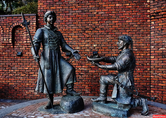Памятник Петру I в Ростове, на Богатяновском спуске, был открыт в дни юбилейных торжеств.