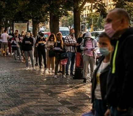 В Испании очередь на бесплатное тестирование занимают с 5 утра