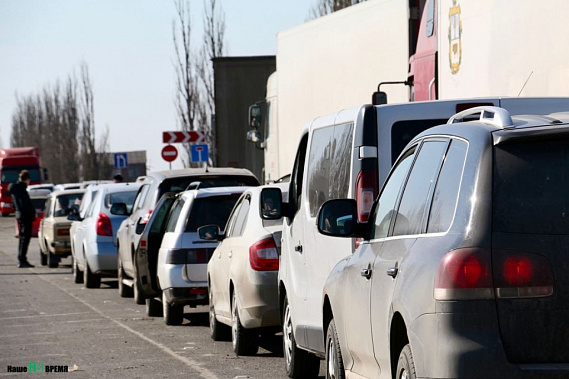 Донские власти ограничили перемещение грузовиков через АПП Весело-Вознесенка на Донбасс